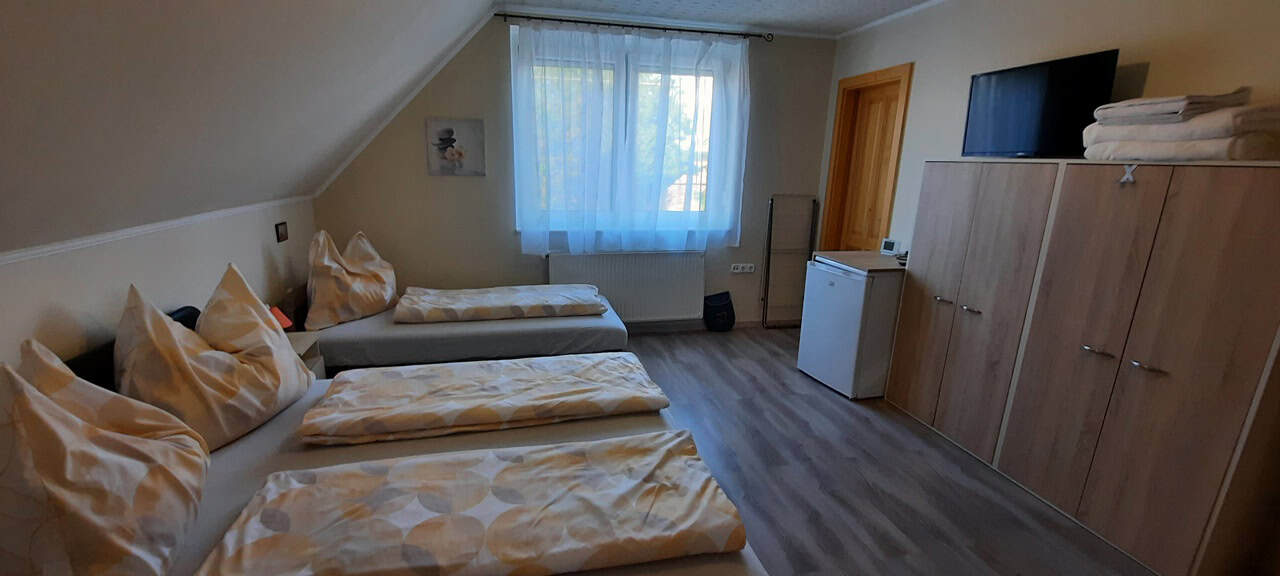 Franciaágyas + 1 ágyas szoba